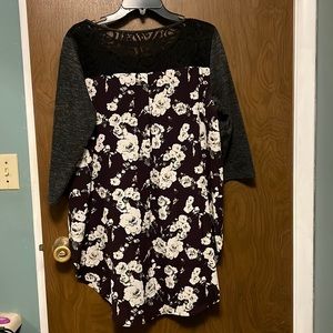 Kate & Mallory woman’s top size M gray in front, purple floral in back